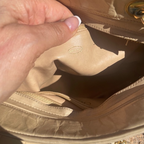 CHANEL Beige Quilted Shoulder Bag with Gold Chain - Picture 7 of 16